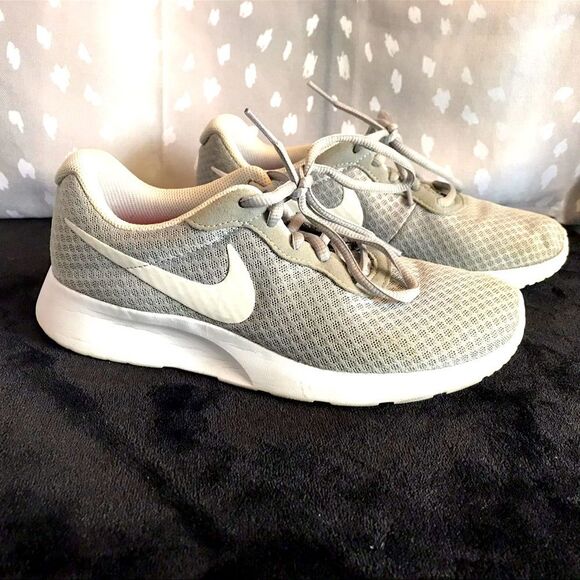 Nike Tanjun Gray / White Sneakers - 7.5 - Picture 1 of 13